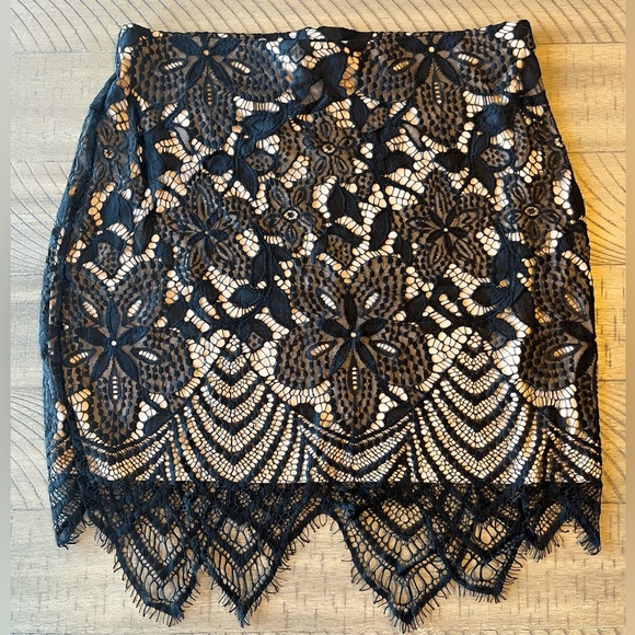 NWT Express Mini Skirt Black Lace Overlay Women’s Size 6 Classic - Picture 1 of 4